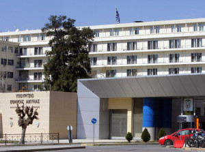 ΥΠΕΘΑ: Αναθέτει σε τρίτο φορέα την καθαριότητα του Μνημείου του Αγνώστου Στρατιώτη μετά την άρνηση Δούκα για συνεργασία