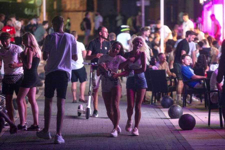 Κλείνουν ξανά τα κλαμπ στην Ισπανία-Απαγορεύεται το κάπνισμα στους δρόμους