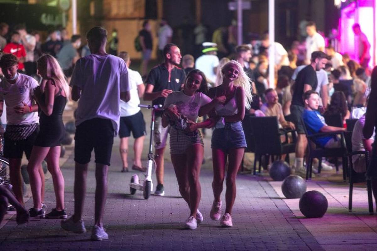Κλείνουν ξανά τα κλαμπ στην Ισπανία-Απαγορεύεται το κάπνισμα στους δρόμους