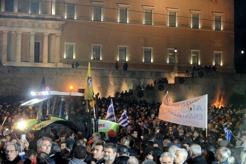 «Κατασκήνωσαν» στο Σύνταγμα οι αγρότες-Νέο συλλαλητήριο σήμερα