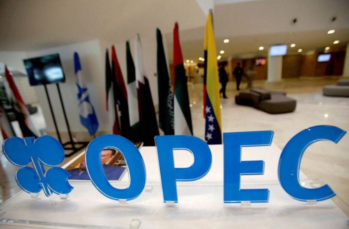 ΟΠΕΚ+: Συζητά μείωση της παραγωγής κατά 100.000 βαρέλια ημερησίως