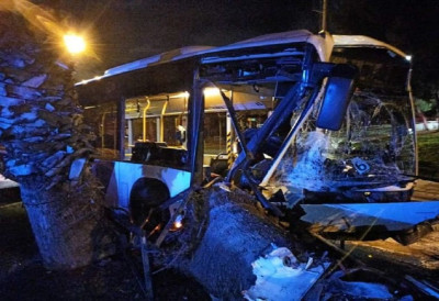 Τροχαίο στη Χαλκίδα: Λεωφορείο έπεσε πάνω σε σταθμευμένα ταξί