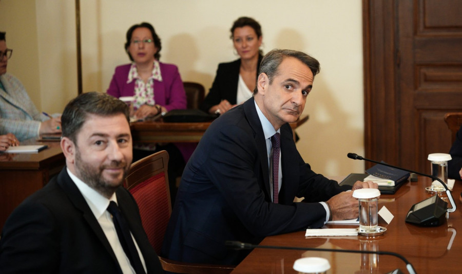 Προβληματισμοί: Στην κυβέρνηση για ανασχηματισμό, στο ΠαΣοΚ για πρόταση δυσπιστίας