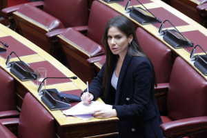 Η απάντηση της Κεφαλογιάννη στην Βατσινά για τα τουριστικά λεωφορεία