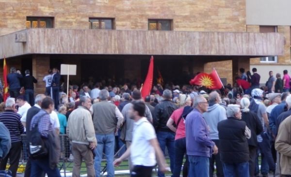 Έκρυθμη η κατάσταση στα Σκόπια-Εισβολή οπαδών του Γκρουέφσκι στο κοινοβούλιο
