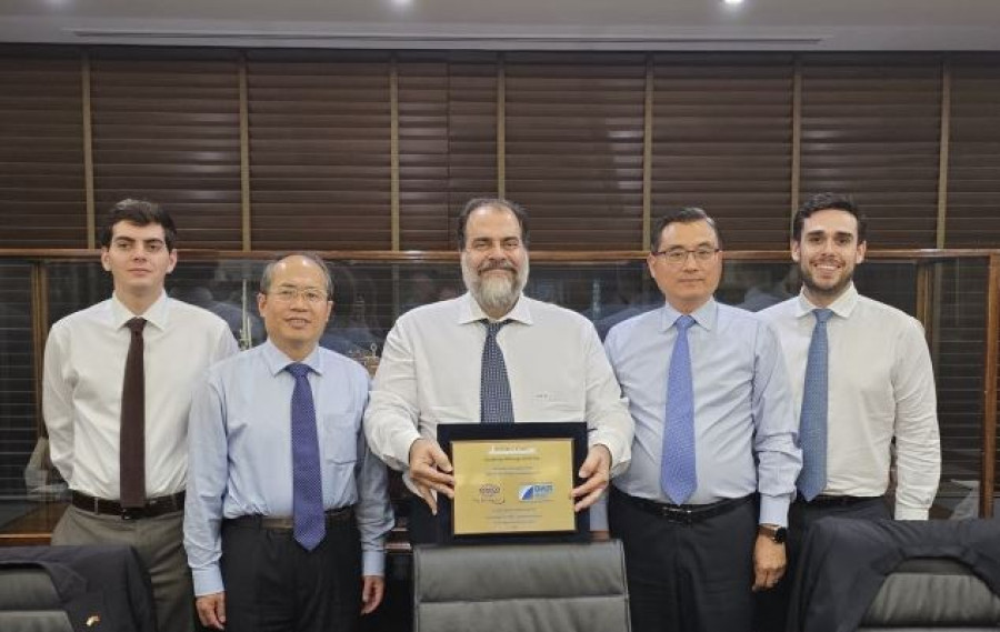 COSCO: Βραβεύει τον Ν.Πατέρα για τη στήριξη της Ναυπηγοεπισκευαστικής ζώνης