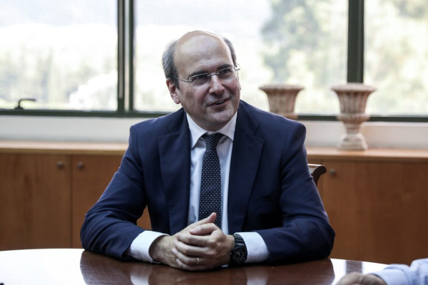 Χατζηδάκης: Έχουμε ανοιχτές πόρτες για διάλογο, αλλά δεν θα μείνουμε θεατές στα μπλόκα