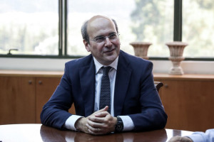 Χατζηδάκης: Έχουμε ανοιχτές πόρτες για διάλογο, αλλά δεν θα μείνουμε θεατές στα μπλόκα