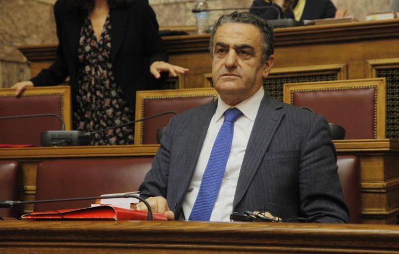 Με καταδικαστική απόφαση και όχι με αμετάκλητη παραπομπή η αναστολή προνομίων βουλευτών