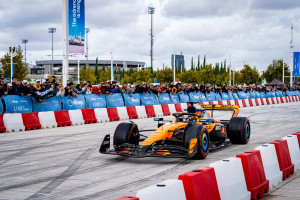 Τα πιο δυνατά καρέ του showrun με τη McLaren MCL60 και τη McLaren MP4/6 του Ayrton Senna