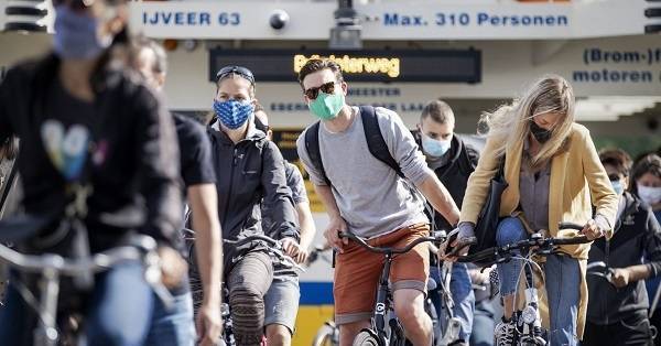 Ολλανδία: Υποχρεωτική ξανά η μάσκα σε Άμστερνταμ και Ρότερνταμ