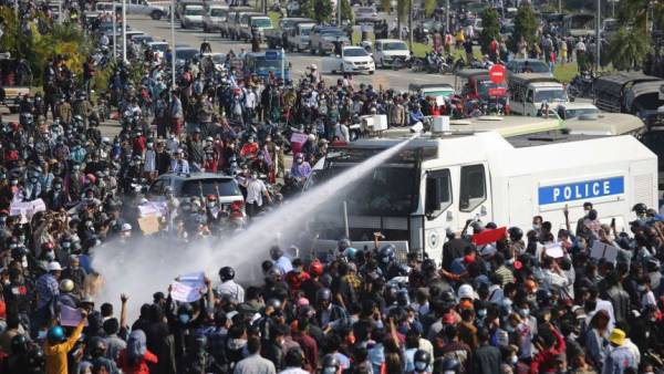 Ο στρατός της Μιανμάρ υπόσχεται νέες εκλογές-Πιέζεται από τις διαδηλώσεις