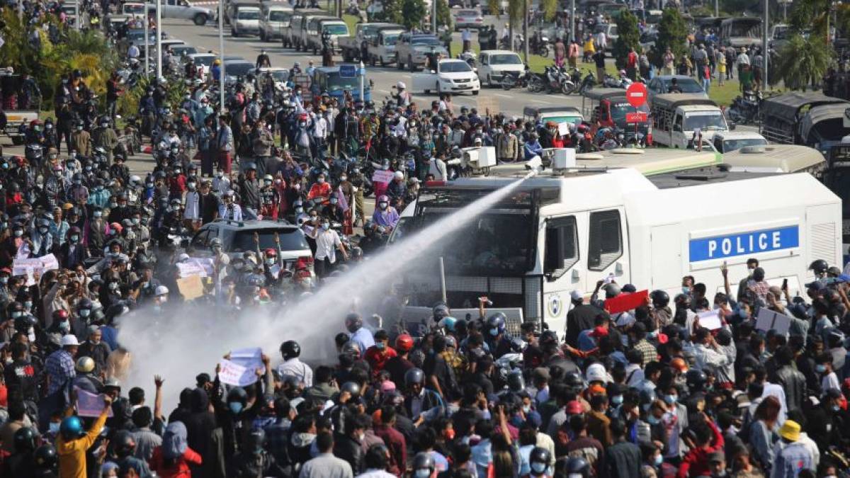 Ο στρατός της Μιανμάρ υπόσχεται νέες εκλογές-Πιέζεται από τις διαδηλώσεις