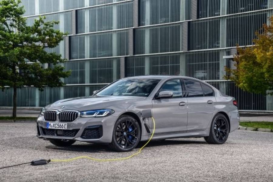 Η BMW Σειρά 5 αποκτά πέντε plug-in υβριδικά μοντέλα