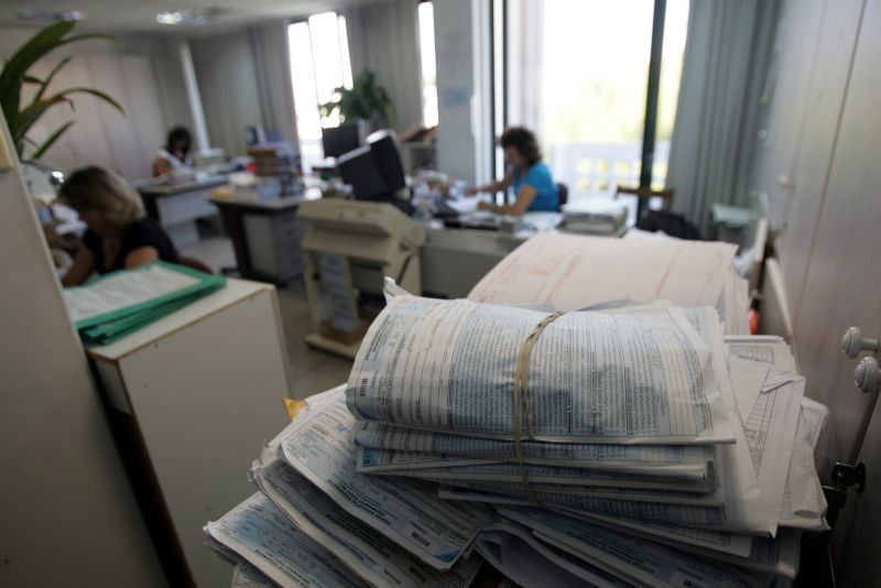 Με αργούς ρυθμούς η υποβολή των φορολογικών δηλώσεων - Το μπέρδεμα με τις βεβαιώσεις τόκων