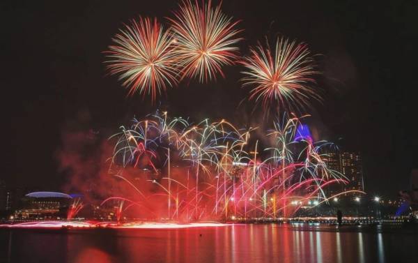 Έθιμα Πρωτοχρονιάς: Οι 10 χώρες του κόσμου που υποδέχονται το νέο έτος με τον πιο ευφάνταστο τρόπο