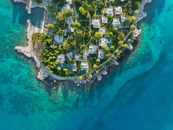 Minos Beach Art Hotel : Η διψήφια άνοδος εσόδων και η στρατηγική ανάπτυξης του τουρισμού πολυτελείας