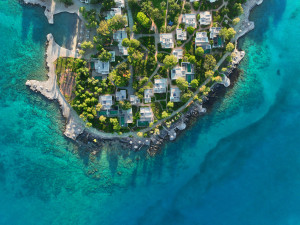 Minos Beach Art Hotel : Η διψήφια άνοδος εσόδων και η στρατηγική ανάπτυξης του τουρισμού πολυτελείας