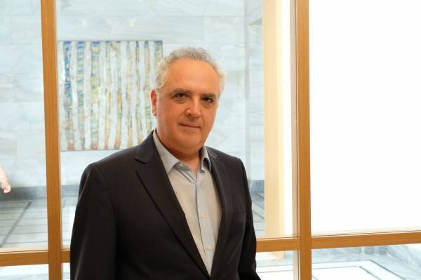 Φοίβος Καρζής-«Το μεσαίο κενό»: Ένα βιβλίο για τη μεσαία τάξη
