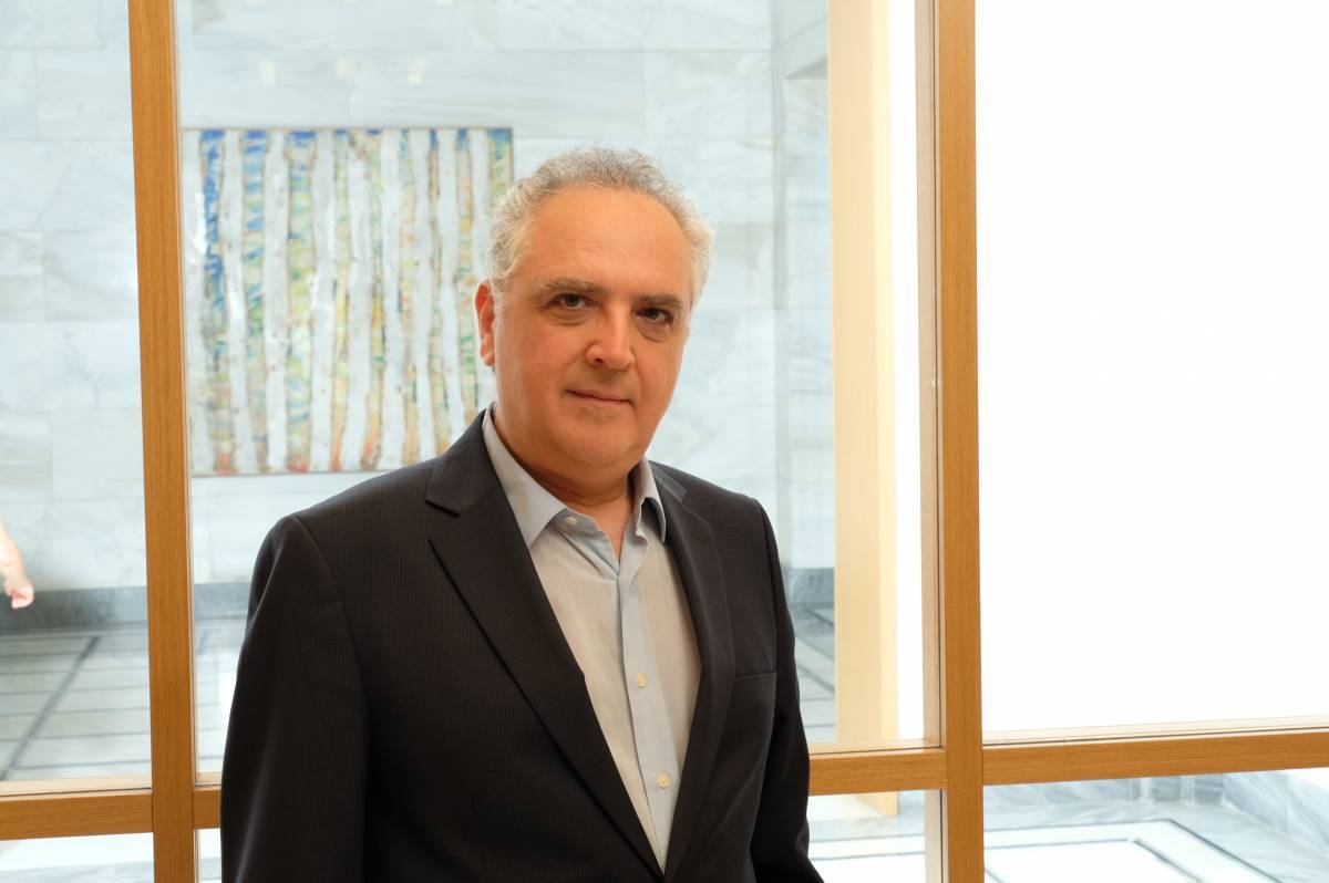 Φοίβος Καρζής-«Το μεσαίο κενό»: Ένα βιβλίο για τη μεσαία τάξη