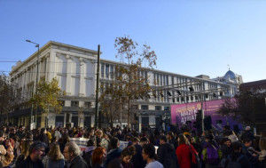 Συναυλία αλληλεγγύης-διεκδίκησης καλλιτεχνών έξω από το REX- Διακοπή κυκλοφορίας οχημάτων