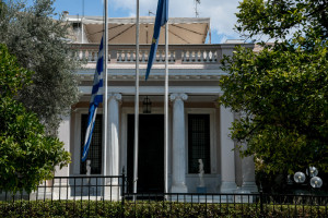 Κυβερνητικές πηγές: Δεν εξετάζεται το μειωμένο ωράριο στα καταστήματα