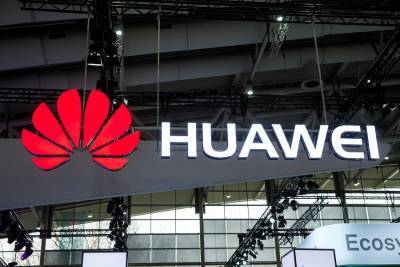 Τραμπ: Αμερικανικές εταιρείες μπορούν να πωλούν στη Huawei