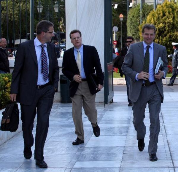 Το μισό υπουργικό σε συνάντηση με την τρόικα