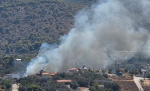 Φωτιά σε χαμηλή βλάστηση στα Αμπελάκια Σαλαμίνας – Επιχειρούν επίγειες και εναέριες δυνάμεις