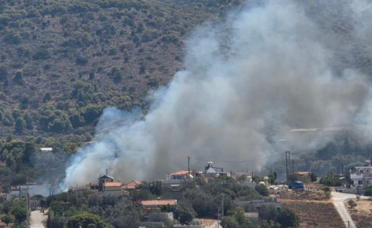Φωτιά σε χαμηλή βλάστηση στα Αμπελάκια Σαλαμίνας – Επιχειρούν επίγειες και εναέριες δυνάμεις