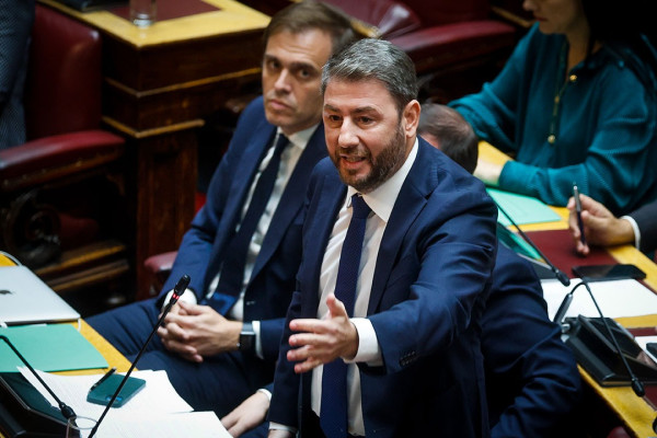 Ο Ανδρουλάκης στη Βουλή με 2 τροπολογίες και μήνυμα «προγραμματικής αναμέτρησης» στον Μητσοτάκη