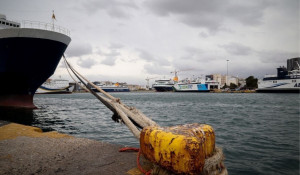 Παραμένει το απαγορευτικό σε Πειραιά, Ραφήνα και Λαύριο – Ακυρώνονται τα βραδινά δρομολόγια για Κρήτη