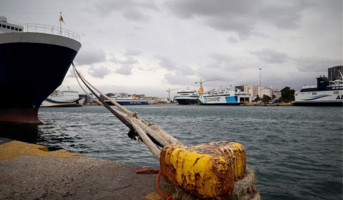 Παραμένει το απαγορευτικό σε Πειραιά, Ραφήνα και Λαύριο – Ακυρώνονται τα βραδινά δρομολόγια για Κρήτη