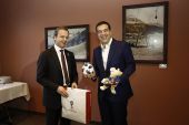 Τι φέρνει ο Τσίπρας για τους γιους του από το Νταβός;