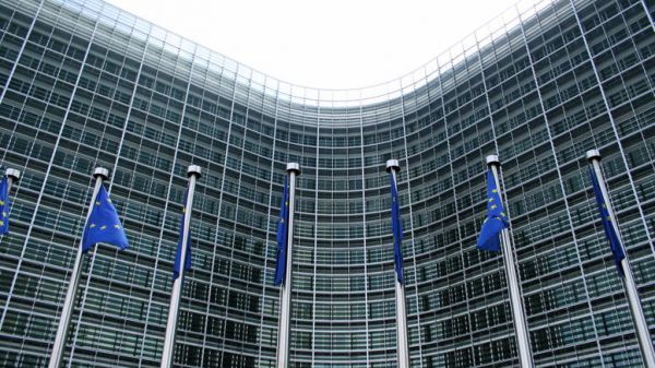 Νέους κανόνες για την αποφυγή πτωχεύσεων τραπεζών εξετάζει η ΕΕ