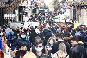 Κοσμοσυρροή ξανά σε Αθήνα και Θεσσαλονίκη-Ουρές έξω από τα μαγαζιά