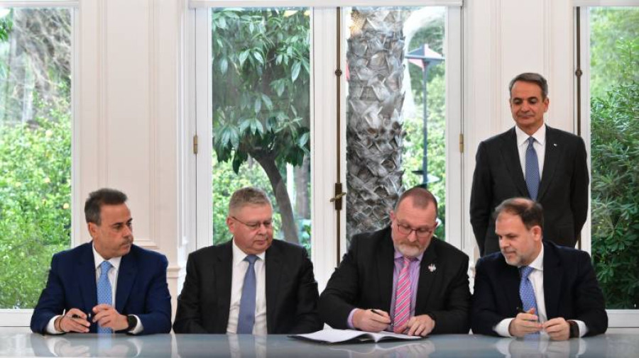 Η εικόνα από την τελετή υπογραφής με την Chevron τα λέει όλα