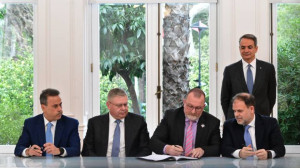 Η εικόνα από την τελετή υπογραφής με την Chevron τα λέει όλα