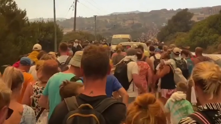 Ακυρώνονται πτήσεις για Ρόδο εξαιτίας των πυρκαγιών