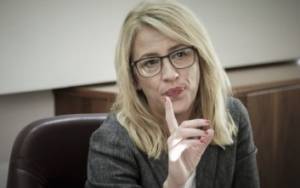 Δούρου: Ο Μητσοτάκης έχει διανύσει πολλά χιλιόμετρα τυμβωρυχίας