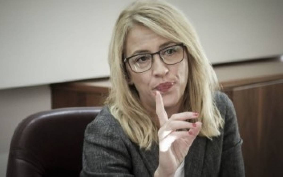 Δούρου: Ο Μητσοτάκης έχει διανύσει πολλά χιλιόμετρα τυμβωρυχίας