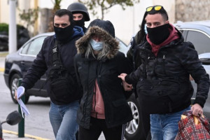 Καλείται ως ύποπτη για τους θανάτους Μαλένας, Ίριδας η Πισπιρίγκου
