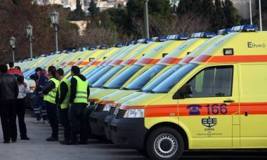 Διαμαρτυρία εργαζομένων του ΕΚΑΒ με ασθενοφόρα έξω από τη Βουλή