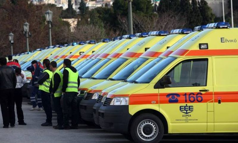Διαμαρτυρία εργαζομένων του ΕΚΑΒ με ασθενοφόρα έξω από τη Βουλή