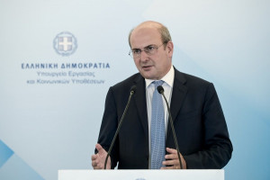 Χατζηδάκης: Τα 2/3 των συνταξιούχων θα ωφεληθούν από τις αυξήσεις