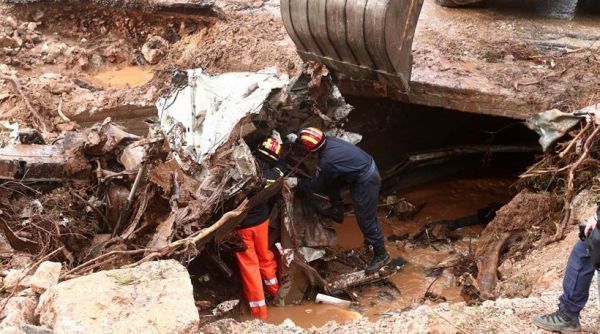 Μάνδρα: Εντοπίστηκαν τρεις νεκροί-19 τα θύματα της φονικής πλημμύρας