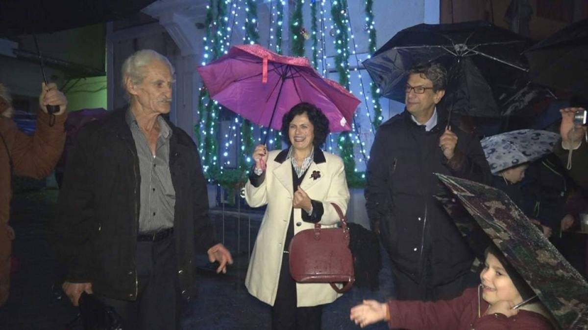 Άναψε το ψηλότερο Χριστουγεννιάτικο δέντρο του Αιγαίου στους Μυτιληνιούς
