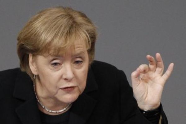 Μέρκελ: "Τεράστιο πολιτικό λάθος αν επιτρέπαμε στην Ελλάδα να εγκαταλείψει το ευρώ"