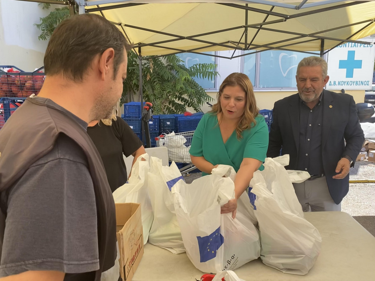 Συρεγγέλα: Μοίρασε τρόφιμα σε πολίτες που έχουν ανάγκη