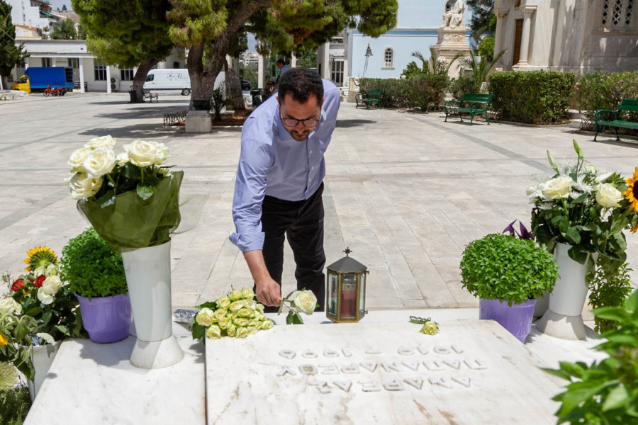 Ο νέος γραμματέας του ΠΑΣΟΚ στον τάφο του Ανδρέα